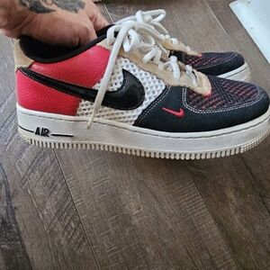 NIKE AIR FORCES SIZE 6Y